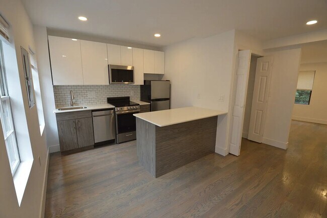 Foto del edificio - No Security Deposit, In-Unit Washer and Dryer, Heat, Hot Water Included