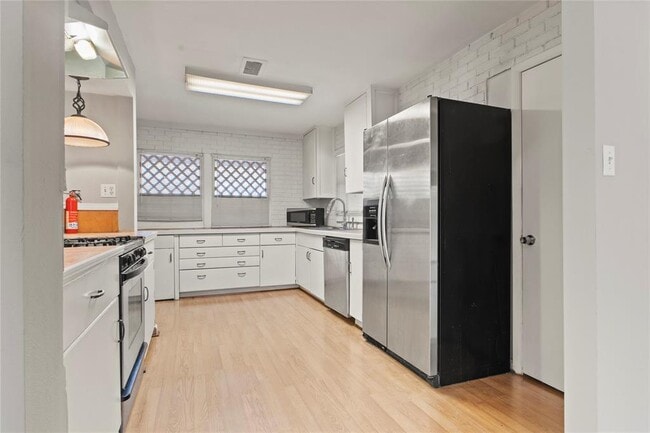 Building Photo - 4034 Woodcraft St