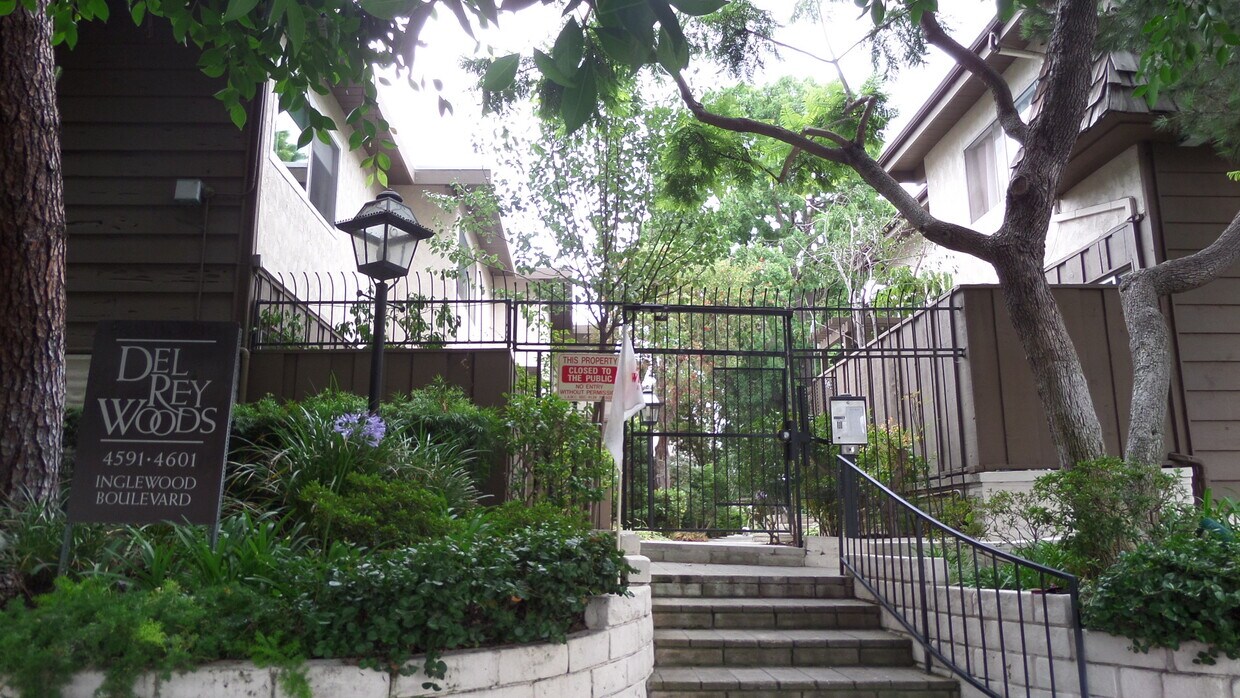Primary Photo - 4591 Inglewood Blvd