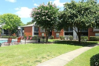 Building Photo - 1400 Clarewood Dr