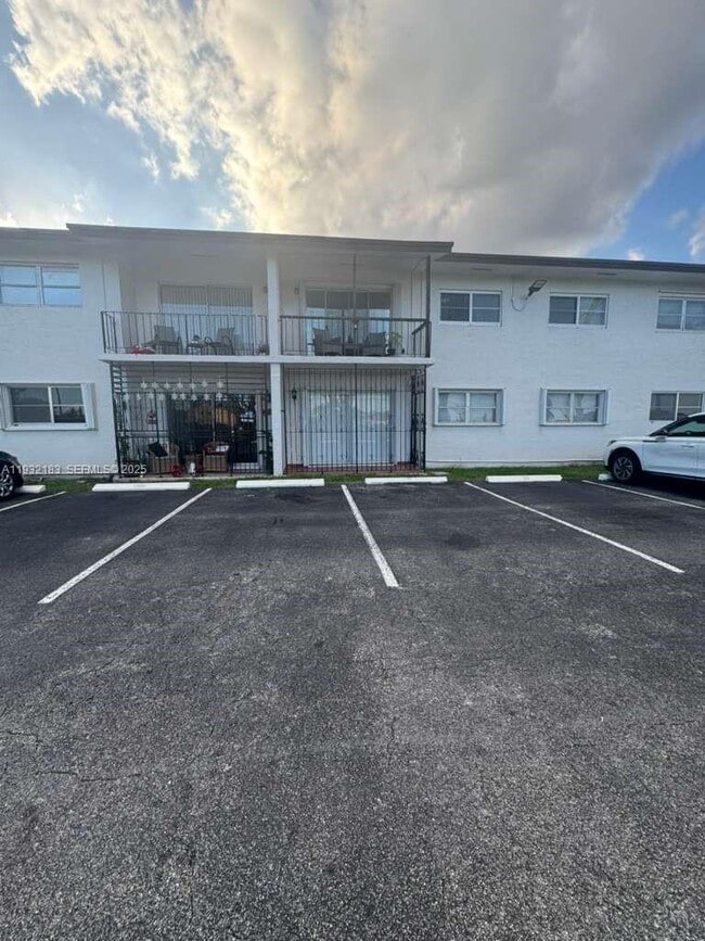 Foto del edificio - 9520 SW 8th St