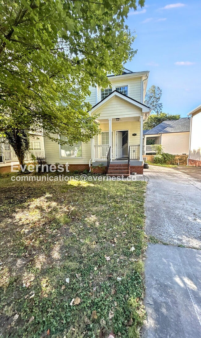 Photo - 3 Bed/2.5 Bath Home with Laundry Hookups / Pet-Friendly