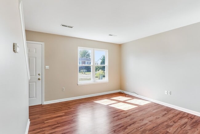 Building Photo - Three bedroom two bathroom end unit townhouse