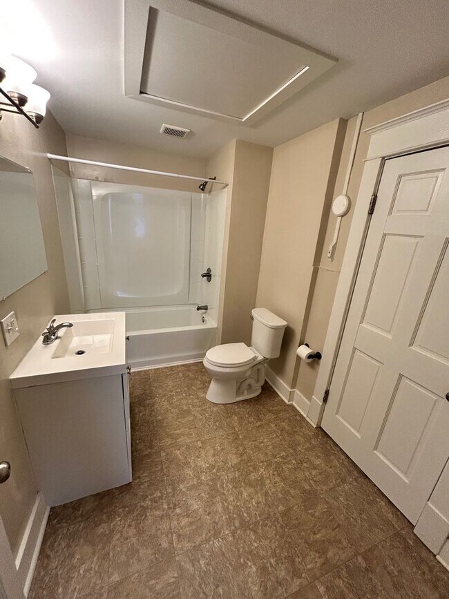 Building Photo - 1041 Davis Ave NW