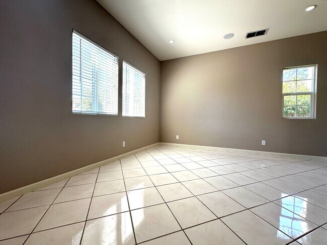 Foto del edificio - Beautiful 5 Bed 3 Bath in Brentwood