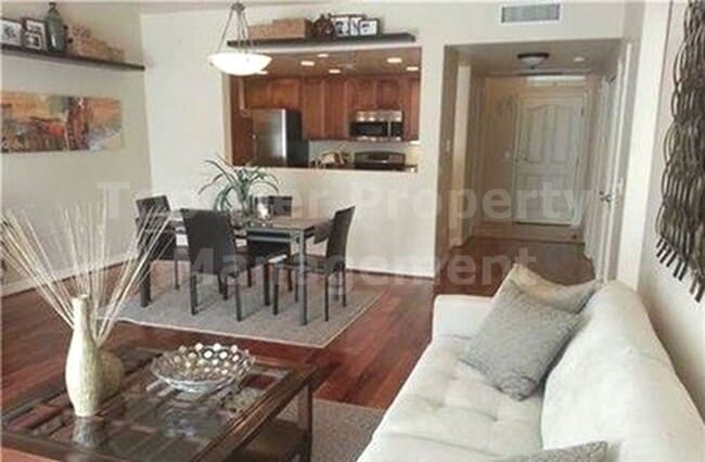 Building Photo - $1000 Move in Discount***Beautiful 2 bed/2 bath Condo in the Heart of Hillcrest - Available NOW*