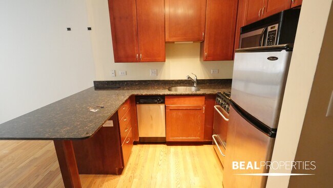 Building Photo - 625 W Wrightwood Ave