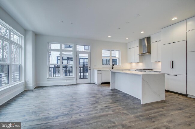 Foto del edificio - 11320 Emerald Park Rd
