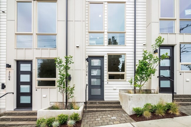Building Photo - Ravenna/Bryant Townhome
