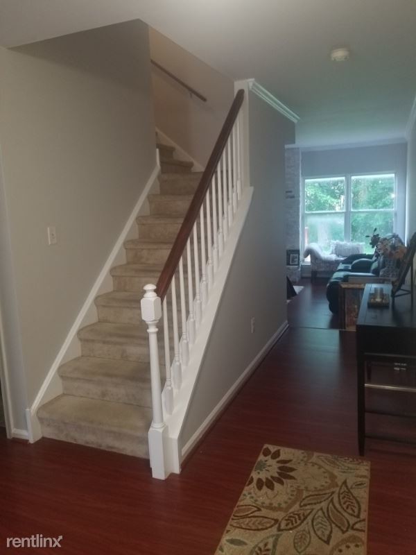 Building Photo - 3 br, 2.5 bath Townhome - 33 Chilmark Ct