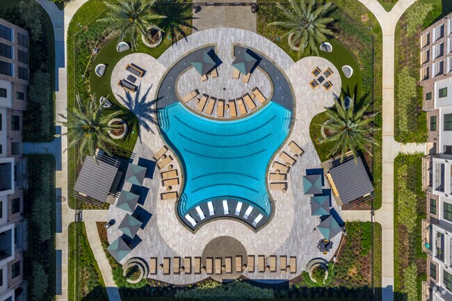 Vista de Front pool y Bird’s Eye - Monarch Exchange