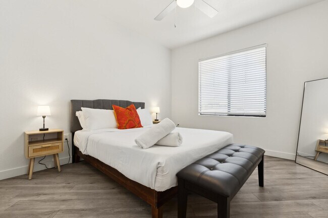 Building Photo - 9450 W Cabela Dr