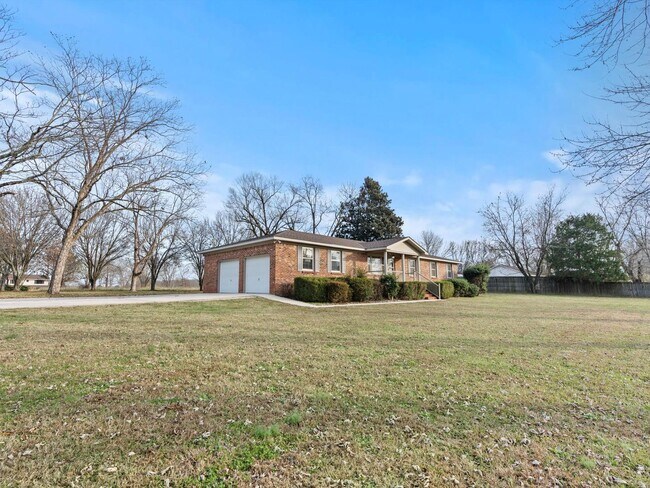 Foto del edificio - Charming 4-bedroom, 2-bath ranch-style home situated on just over 2 acres!