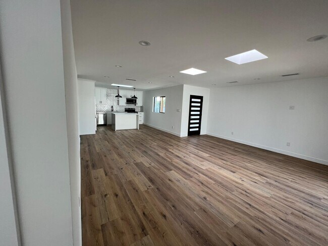 Foto del edificio - 6901 Variel Ave