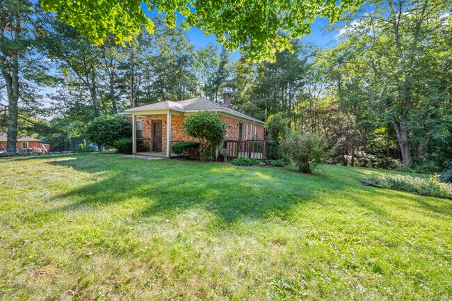 Foto del edificio - 64 Old Monson Rd