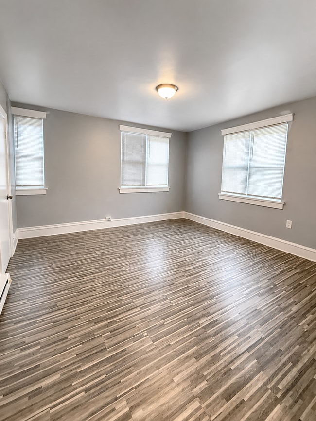 Interior Photo - Oak Woods Collingswood