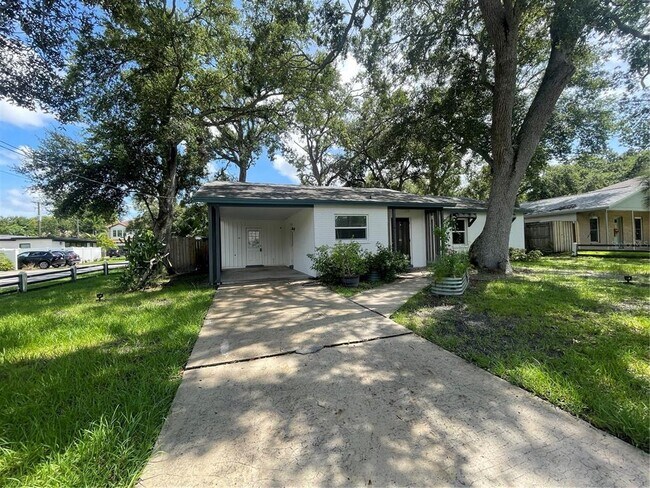 Building Photo - 3202 W Coachman Ave