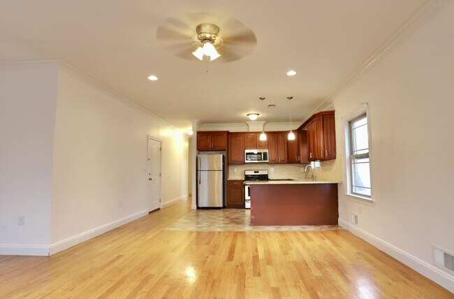 Foto del edificio - 135 Beacon Ave