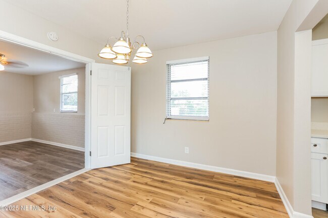 Foto del edificio - 6603 Syringa Ln