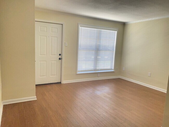 Foto del edificio - Beautiful Lake Plaza 1 Bedroom / 1 Bath Co...