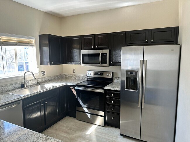 Foto del edificio - Charming 2BR Townhome in Aurora