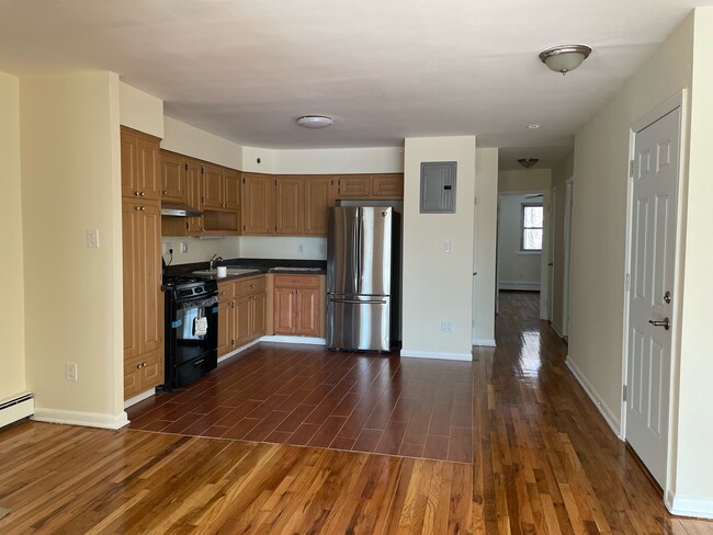 Kitchen - 6961 Alderton St