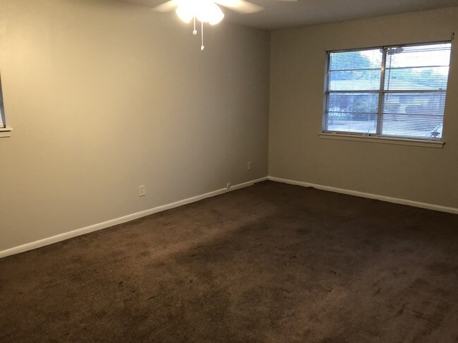 Building Photo - 3800 Willow Cir