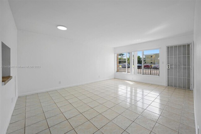 Building Photo - 1400 NE 169th St