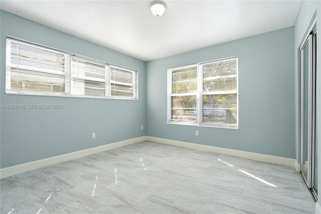 Foto del edificio - 7530 Dickens Ave