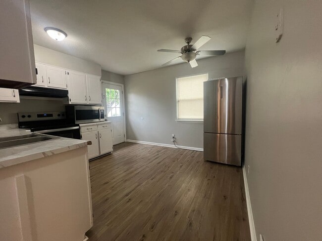 Building Photo - 811 Cedarcrest Dr