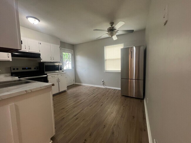 Foto del edificio - 811 Cedarcrest Dr