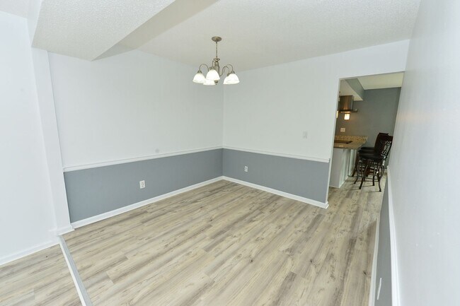 Foto del edificio - Renovated end unit!