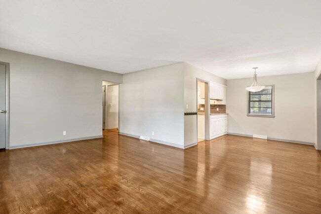 Building Photo - 938 E Lindberg St