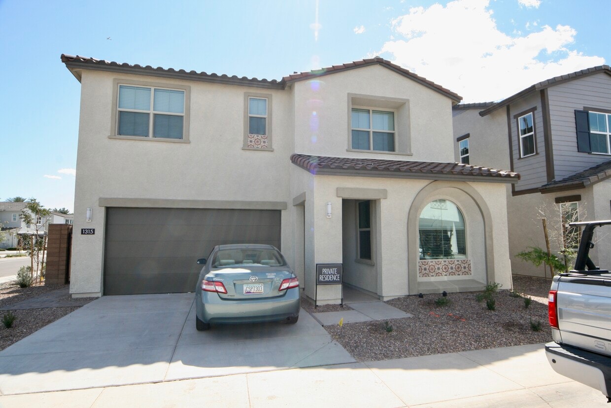 Primary Photo - 1315 W Crane Dr