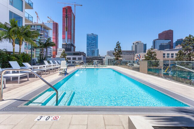 Foto del edificio - 1050 S Grand Ave