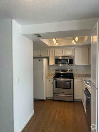 Building Photo - 2215 Poplar Dr