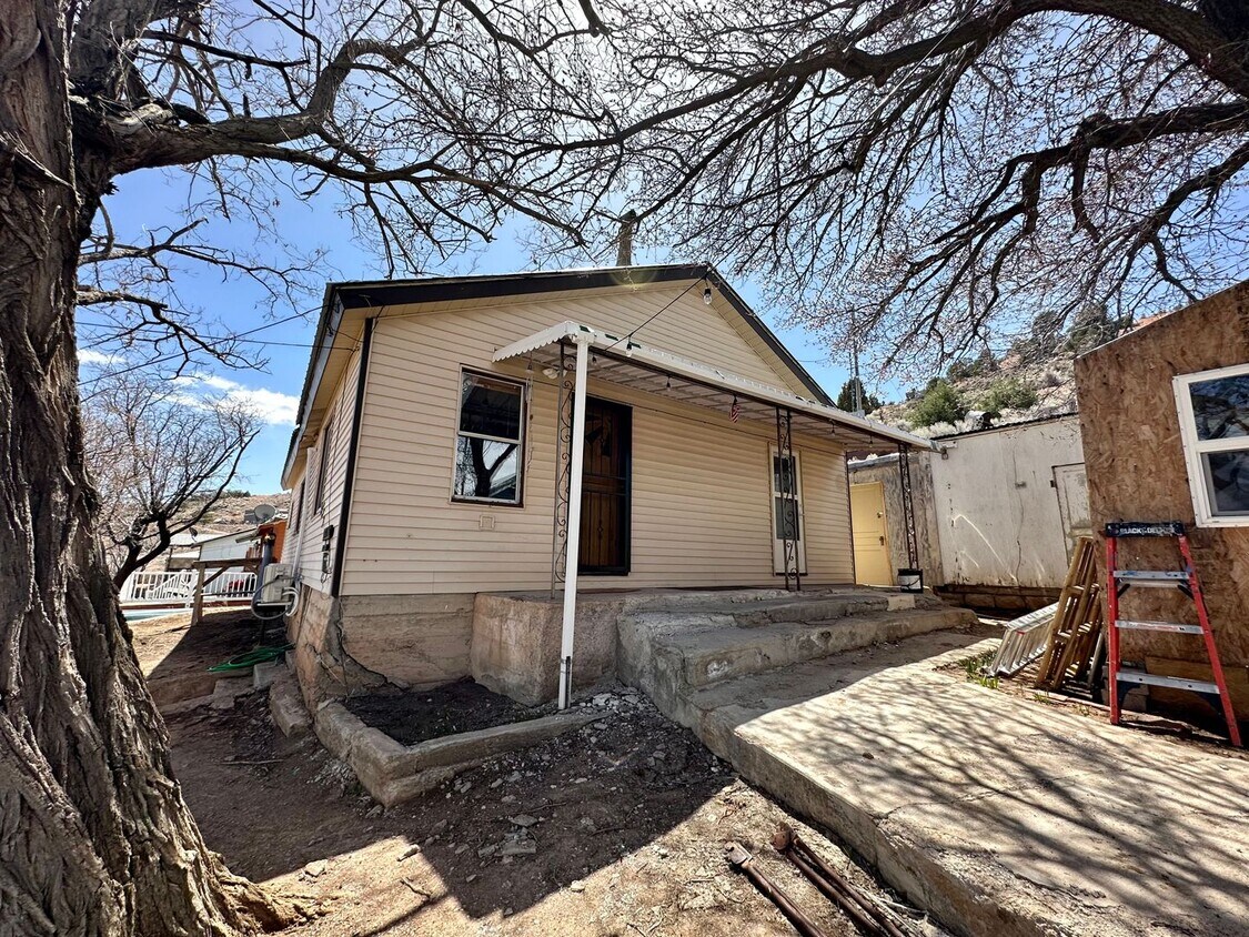 Foto principal - 3 Bed / 2 Bath Custom Pioche House