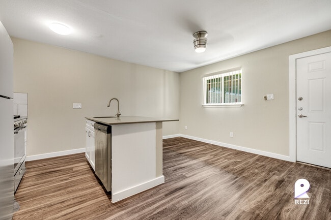 Building Photo - 902 Romeria Dr