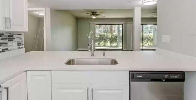 Vista de la cocina al salón - 813 Pinewood Ct