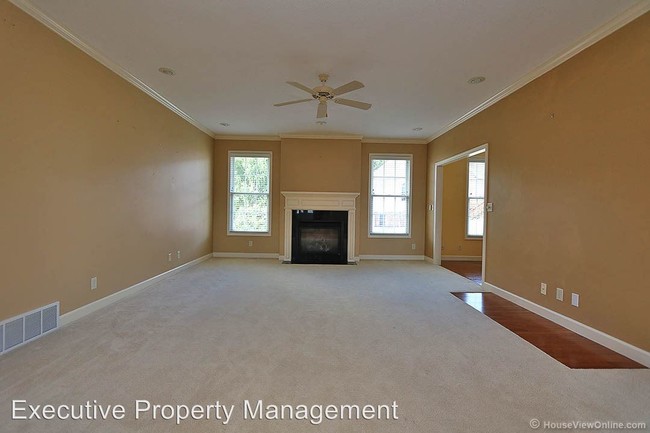 Building Photo - 2162 Sussex Dr