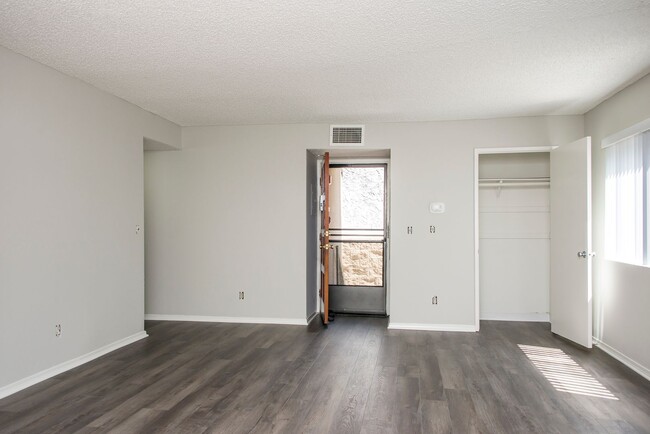 Building Photo - 1112 Linden Ave