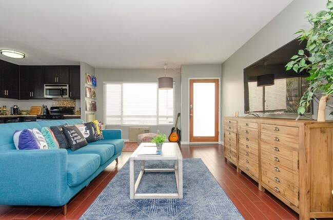 Building Photo - FlexRenter N Formosa - Furnished Flexible ...