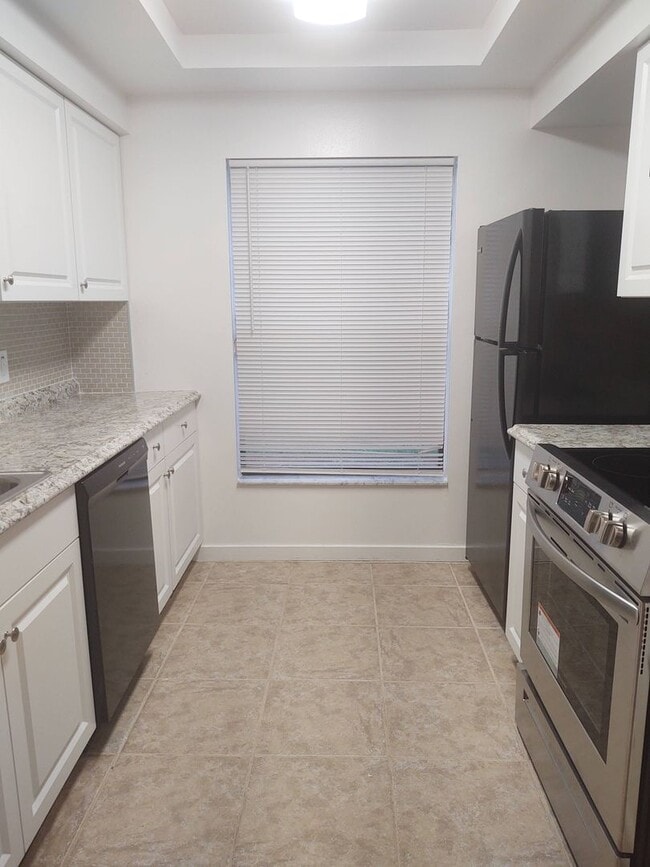 Building Photo - Lovely Condo for rent  ( New Lower Price)