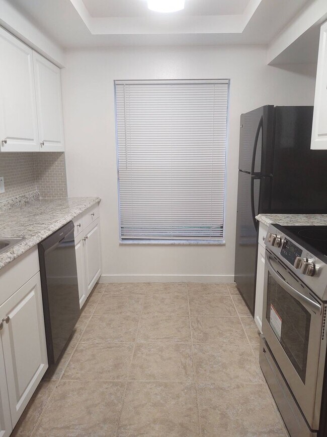 Foto del edificio - Lovely Condo for rent  ( New Lower Price)