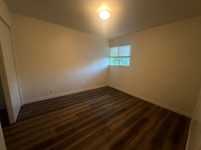 Building Photo - 860 E 500 S