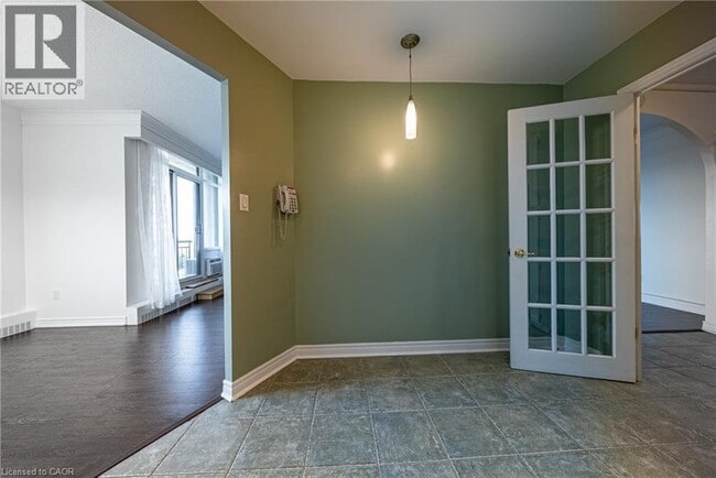 Photo du bâtiment - 5250 Lakeshore Rd.