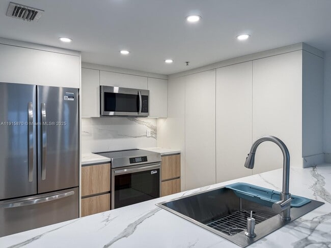 Building Photo - 1800 N Bayshore Dr