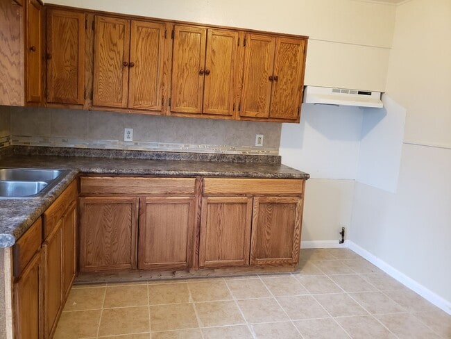 Building Photo - Nice brick home with gorgeous kitchen