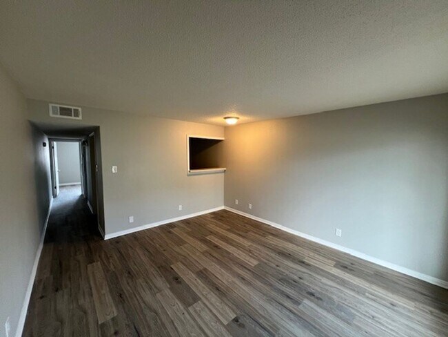 Foto del edificio - Newly Renovated 1B/1B Apartment in Lake Ch...