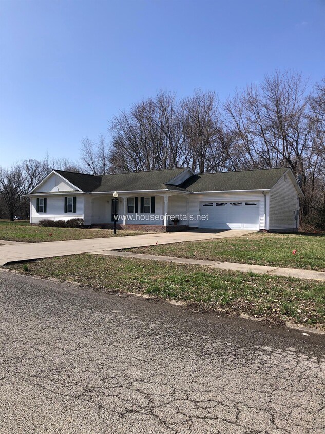 Primary Photo - 705 Legacy Dr